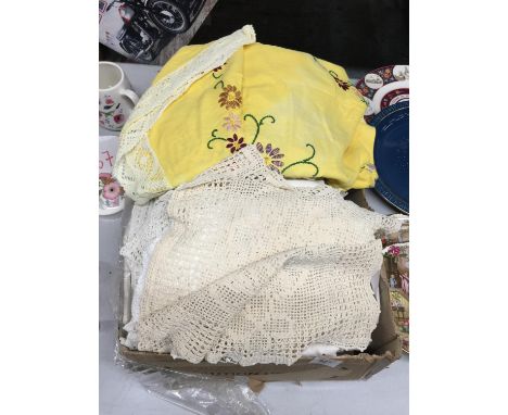 A QUANTITY OF VINTAGE LINEN TO INCLUDE, PLACE MATS, COASTERS, TABLECLOTHS, ETC 