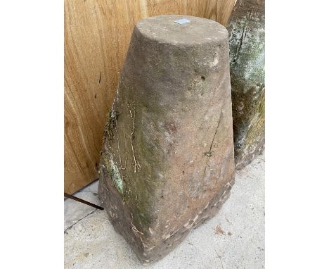 A LARGE VINTAGE STADDLE STONE PEDESTAL BASE (H:80CM) 