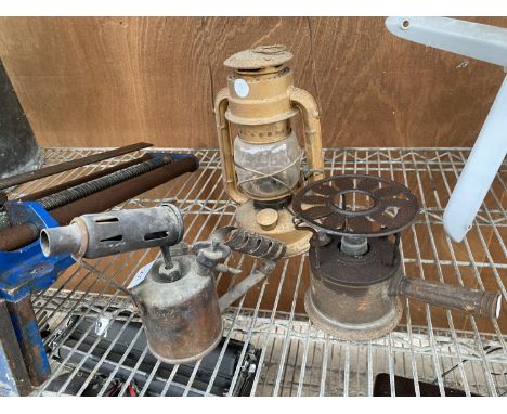 THREE VINTAGE ITEMS TO INCLUDE A BRASS MONITOR BLOW TORCH AND A PARAFIN LAMP ETC 