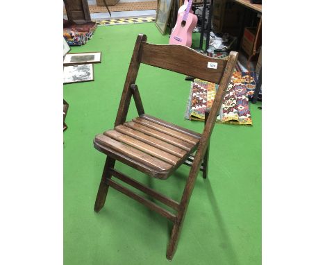 A VINTAGE WOODEN FOLDABLE CHAIR 