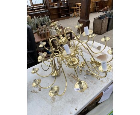 A LARGE GILT CHANDELIER STYLE LIGHT FITTING 