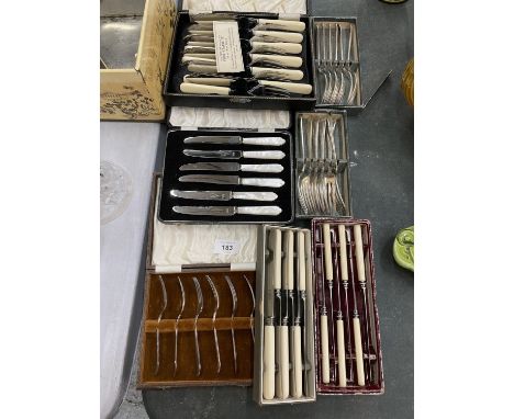 A QUANTITY OF BOXED VINTAGE FLATWARE TO INCLUDE MOTHER OF PEARL HANDLED KNIVES 