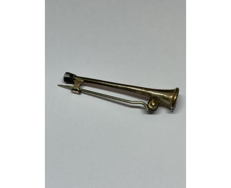 A VINTAGE ROLLED GOLD HUNTING HORN TIE PIN IN  A PRESENTATION BOX 