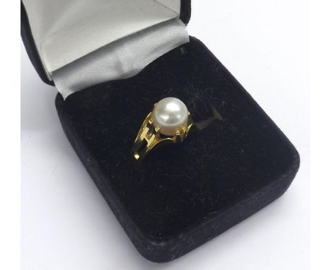 18ct cultured pearl ring, 5.4gm, ring size N; boxed