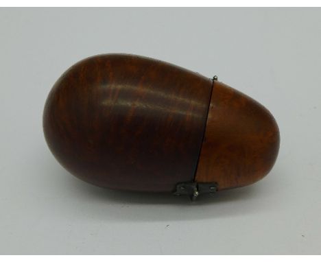 A treen snuff box