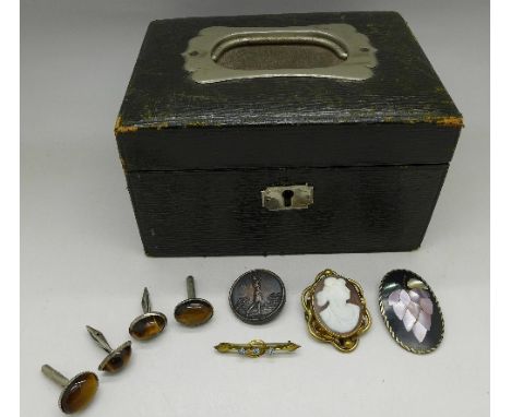 A jewellery box, two pairs of tigers eye cufflinks, a cameo brooch, two other brooches and a button