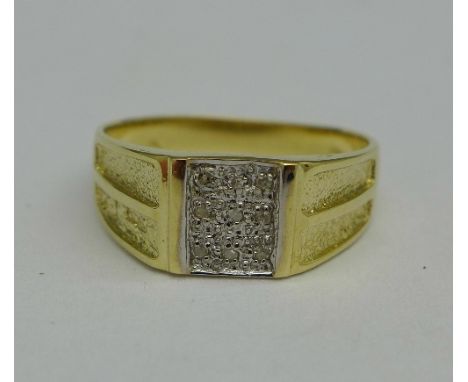 A 9ct gold and diamond ring, 2.4g, R