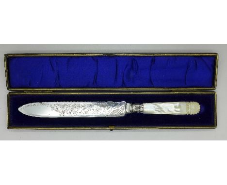 A cased plated bread knife with mother of pearl handle, ferrule hallmarked Sheffield 1901