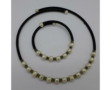 A freshwater pearl necklet and bracelet