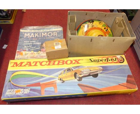 Mixed childrens toys to include Matchbox Superfast SF3 gift set, Minibricks gift set, a Chad Valley spinning top, ceramic fig