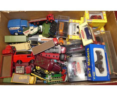 A tray of mainly 1:76 scale diecast, to include Corgi trackside, EFEs etc 