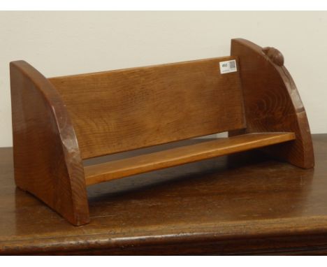 'Mouseman' oak book trough with adzed sides, by Robert Thompson of Kilburn, W48cm   Condition Report & Further Details   Clic