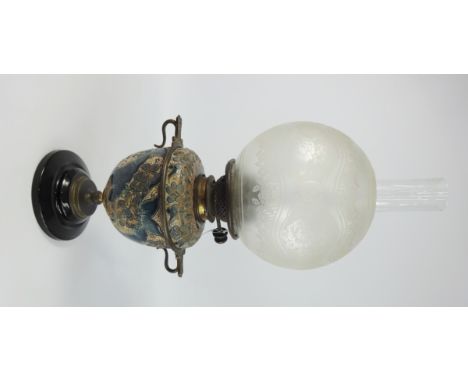 Table oil lamp with a Doulton style ceramic base and etched glass shade, H53cm.     Condition Report & Further Details   Clic