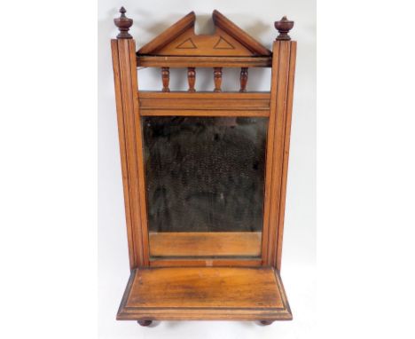 An Edwardian mahogany hall shelf with mirror and spindle decoration, 48cm tall