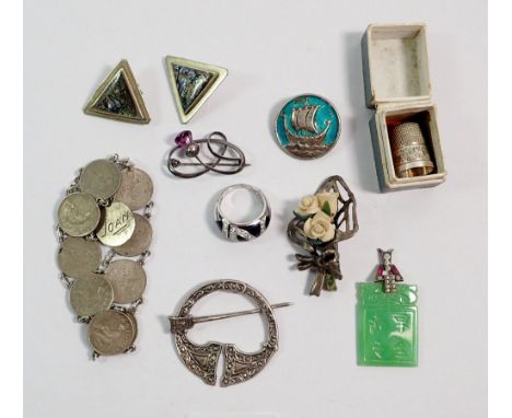 Assorted jewellery including an Art Nouveau silver brooch, a boxed Charles Horner silver thimble, Celtic silver brooch, silve