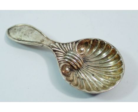 A silver caddy spoon with shell bowl and thread handle, Sheffield 1915 by H W Ltd