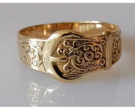 A vintage 9ct gold buckle ring with etched decoration, size X, 3.61g