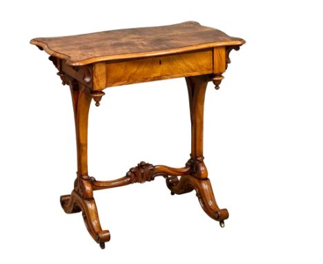 A good quality Victorian Figured Walnut work table/lamp table with drawer. 69x43x70cm 