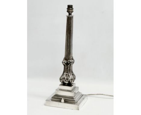 A large good quality early 20th century silver plated table lamp with a reeded Art Nouveau style column. Circa 1900-1920. 16x