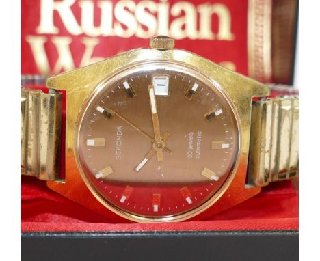 Three gentleman's vintage wrist watches, comprised of a 1970's Sekonda Precision automatic 30 jewel watch with gold plated ca