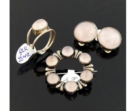 A quantity of rose quartz jewellery, comprised of a bracelet, a circular brooch, a  pendant, a single stone ring and two pair