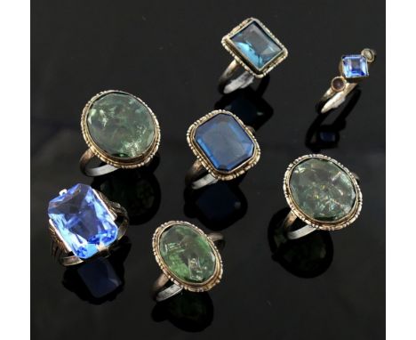 A selection of peridot jewellery including a pebble necklace, two pairs of stud earrings, a daisy head cluster ring and other