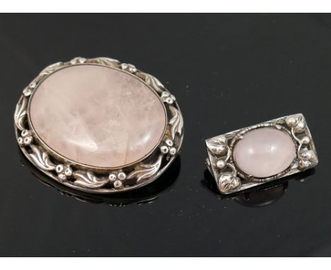 A quantity of rose quartz jewellery, comprised of a large silver oval brooch, 4.1cm wide, an Art Nouveau style brooch, an ova