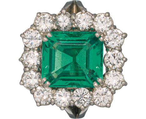 Smaragd-Ring mit DiamantenWeißgold; 1 Smaragd im Esmerald-Schliff mit ca. 3,50 Karat, 14 Diamanten im Brillantschliff mit ins