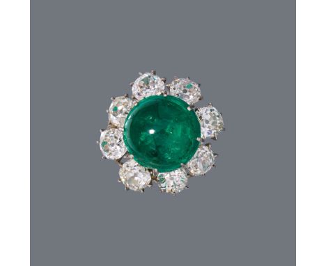Smaragd-RingWeißgold, 1 Smaragd im Cabochonschliff mit ca. 9-10 Karat, 8 Diamanten im Altschliff mit insgesamt ca. 3,20 Karat