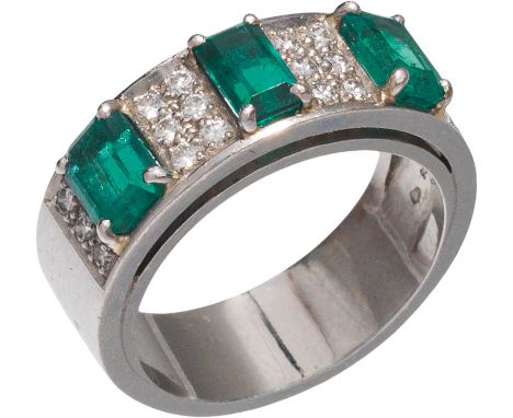 Smaragd-RingWeißgold, 3 Smaragde mit ca. 1 Karat, kleine DiamantenDm 1,4 cm