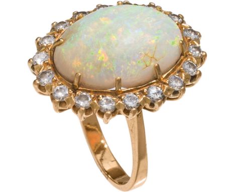 Opal-RingGold, 1 australischer, weißer Opal, Diamanten mit insgesamt ca. 0,90 KaratDm. 1,4 cm