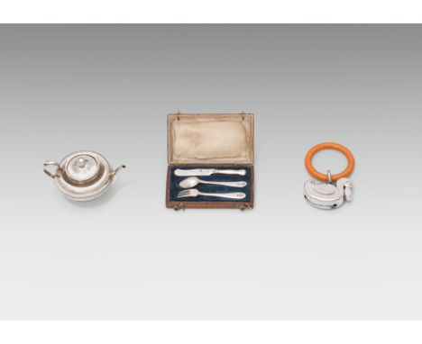 Puppengeschirr und KinderrasselSilber, Metall; 3-teiliges Konvolut, bestehend aus: Miniaturkanne, Miniaturbesteck und Rassel;