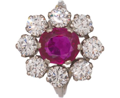 Rubin-Ring mit DiamantenPlatin, Rubin im Oval-Schliff mit ca 1,80 - 2 Karat, 8 Diamanten im Brillantschliff mit insgesamt ca.