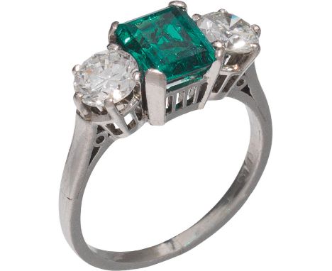 Smaragd-RingWeißgold, 1 Smaragd im Smaragdschliff mit ca. 1,20 Karat, 2 Diamanten im Brillantschliff mit jeweils ca. 0,50 Kar