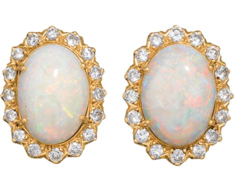 Opal-OhrsteckerGold, 2 australische, weiße Opale, Diamanten mit insgesamt ca. 0,60 Karat; 1 Opal leicht ausgebrochen1,6 x 1,2