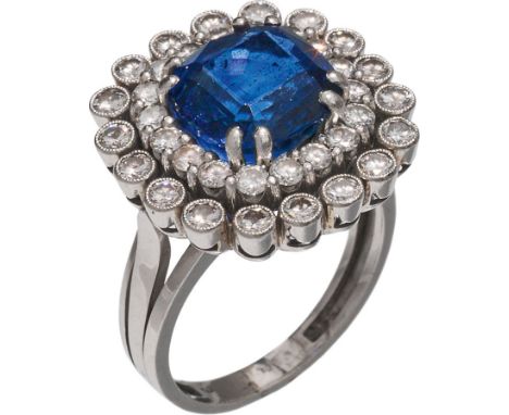 Saphir-Ring mit DiamantenWeißgold, 1 Saphir im Cushionschliff mit ca. 4,50-5 Karat, Diamanten mit insgesamt ca. 2 KaratDm. 1,