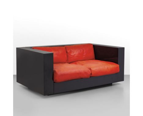 MASSIMO VIGNELLI Un divano 'Saratoga' per POLTRONOVA  1964. Legno laccato  cuscini rivestiti in pelle. Altezza cm 60  larghez
