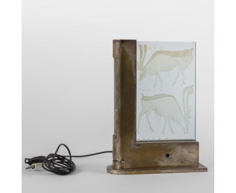  FONTANA ARTE Una lampada da tavolo  1935. Ottone  cristallo inciso. Cm 32 x 24. A table lamp  1935. Brass and engraved cryst