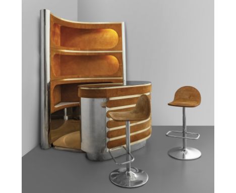 UN MOBILE-BAR ANGOLARE CON DUE SGABELLI  anni '70. Bar (acciaio cromato  multistrato rivestito in pelle scamosciata  cristall