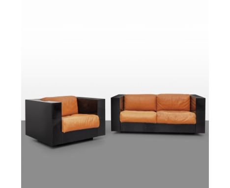 MASSIMO VIGNELLI Una poltrona e un divano 'Saratoga' per POLTRONOVA  1964. Legno laccato  cuscini rivestiti in pelle. Poltron