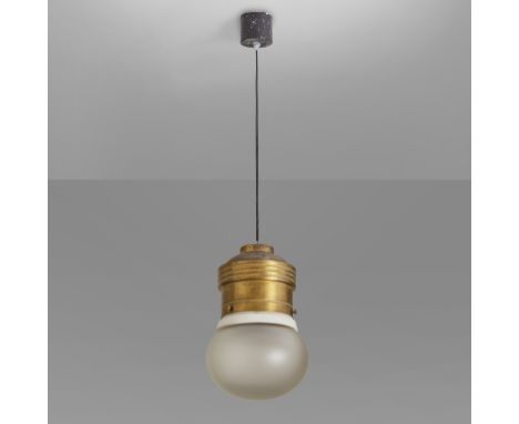 FONTANA ARTE Una lampada a sospensione '2406'  1967.Ottone  vetro trattato all'acido. Altezza diffusore cm 30. A '2406' hangi