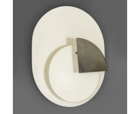 PIA GUIDETTI CRIPPA Una lampada da parete per LUMI  Milano  anni '60. Alluminio verniciato  ottone cromato. Altezza cm 50  la