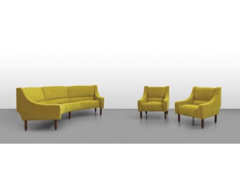 SERGIO ASTI Un divano e due poltrone '884' per CASSINA  1960. Struttura e gambe in legno  imbottiture rivestite in velluto. D