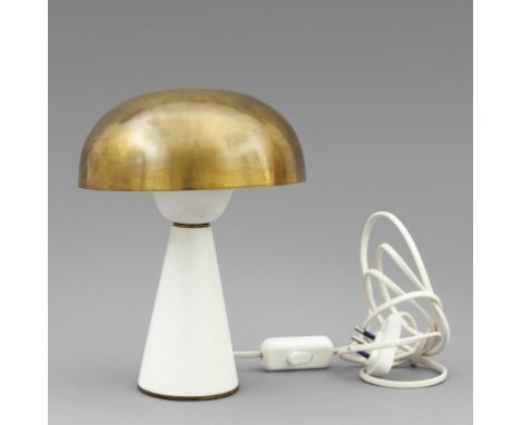 STILNOVO Una lampada da tavolo  anni '40. Alluminio laccato  ottone.  Altezza cm 23. A table lamp  1950's. Lacquered aluminum