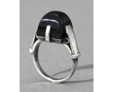 Jean Després, Art Déco Ring, Silber, OnyxJean Després, Paris1928Ring. 1928. Silber, Onyx. Ca. 3 x 1,5 x 1,5 cm. Gewicht 9 g. 