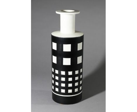 Ettore Sottsass, Bitossi, große VaseEttore SottsassBitossiGroße Vase. Steinzeug, geometrisches Dekor in Schwarz und Weiß. H. 