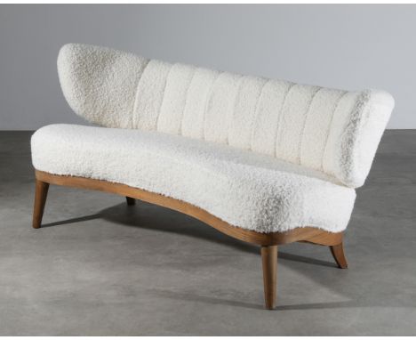Lounge Sofa im Stile von Otto SchulzLounge Sofa im Stile von Otto Schulz. Holz, Teddystoff. 74 x 165 x 80 cm.