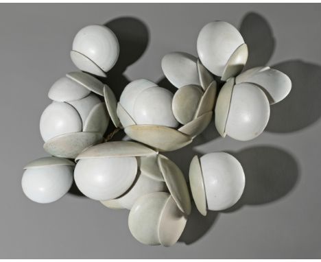 Beate Kuhn, grosse Wandskulptur weiße LöffelBeate KuhnWandskulptur. Steinzeug/ Porzellan. Weiß glasiert. Aus leicht gewölbten
