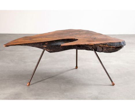 Carl Auböck, Tree Trunk Coffee Table / Baumtisch in NussholzCarl AuböckWerkstätte Carl AuböckDesign 1950sBaumtisch / Tripod C