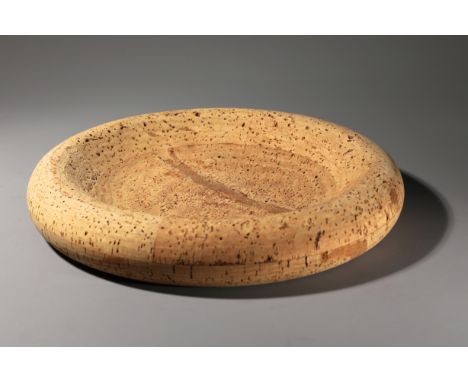 Ingo Maurer, Design M, seltene Schale aus KorkIngo MaurerDesign MDesign 1970Seltene Korkschale. Entwurf 1970. Massiver Kork. 